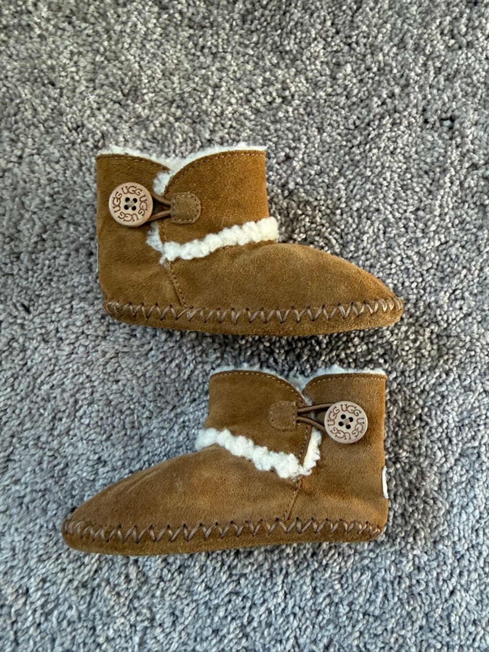 UGG infant baby Chestnut Suede Shearling-Lined Booties with button 4/5